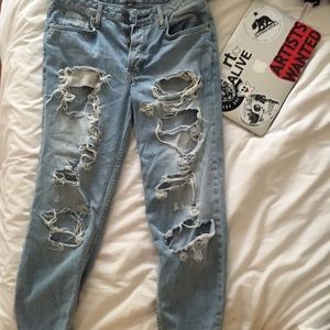 TOPSHOP RIPPED JEANS