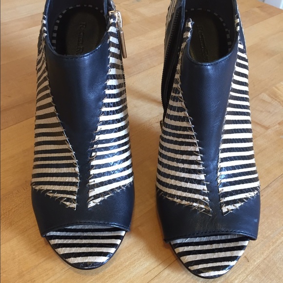 Sz 8 Lark StripedSnake Rachel Roy booties