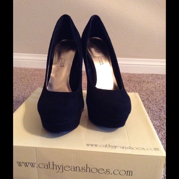 Black pumps