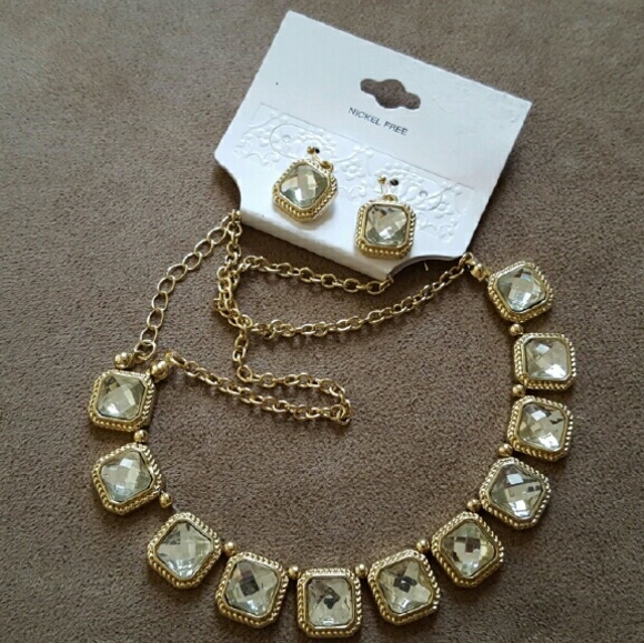 Super cute Necklace & Earrings!