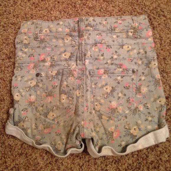 Shorts - Picture 2 of 3