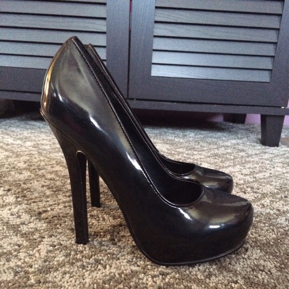 Never worn Call It Spring Black Pumps