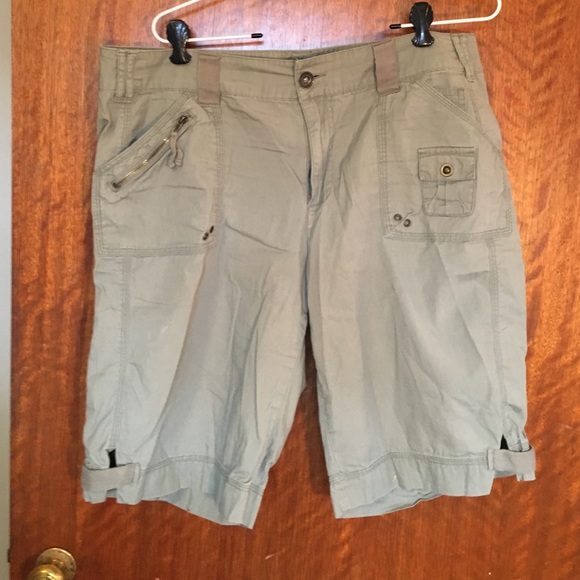 Woman's sage safari shorts - Picture 1 of 3