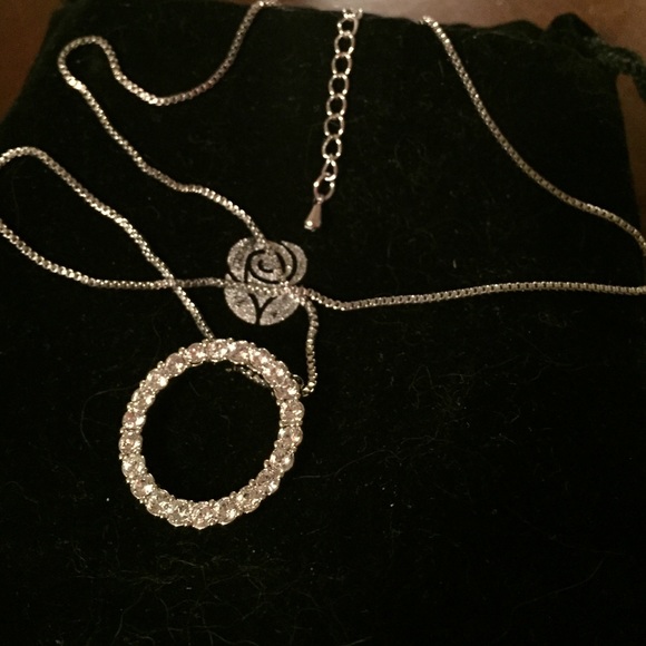 Stunning silver necklace with pendant