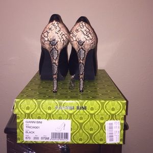 **SOLD**NWT - GB Black Pump w/ Snake Print Heel