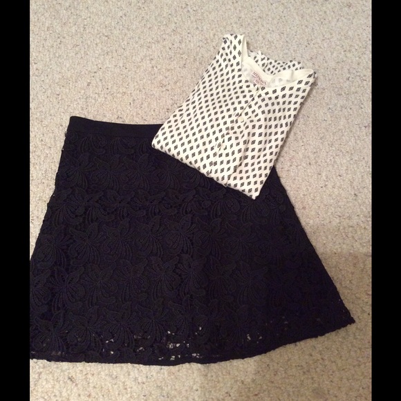 Black lace Loft skirt. - Picture 4 of 4