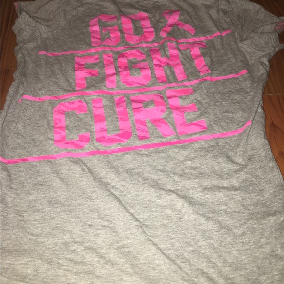 This is a special edition Under Armour tee - Picture 3 of 3