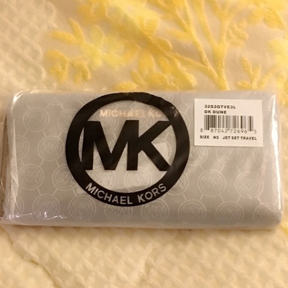 SOLD Michael Kors Jet Set Continental Wallet - Picture 3 of 4