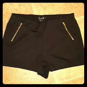 Black fitted shorts