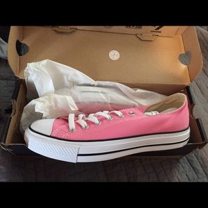 Chuck Taylor All Star Classic (5.5mens 7.5womens)