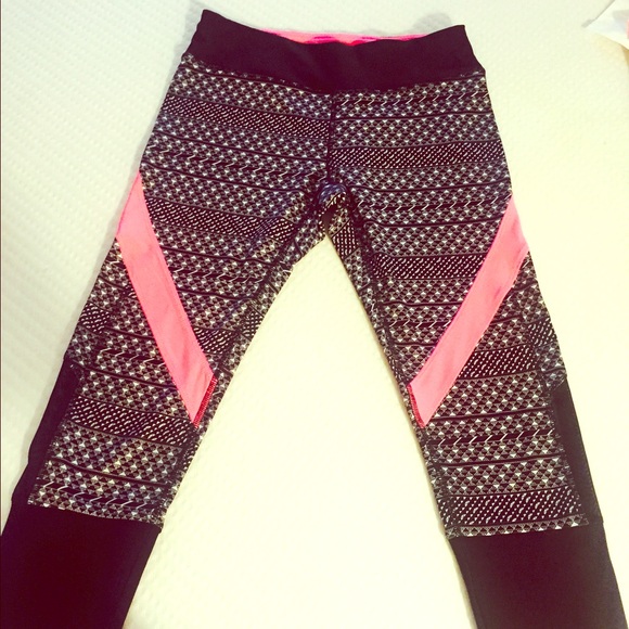 NWOT Triangle print, Work Out Capris w/pink strips