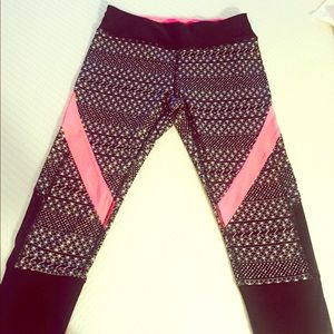 NWOT Triangle print, Work Out Capris w/pink strips
