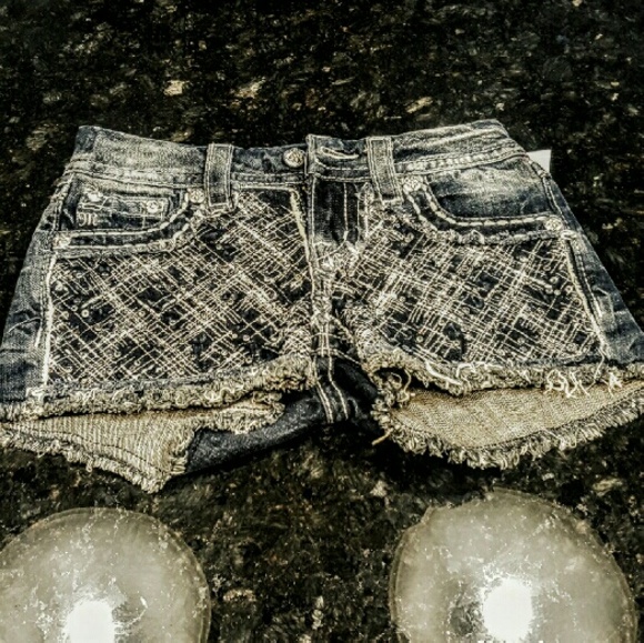 SWEET LOOKING Miss Me Signature Shorts Size 24