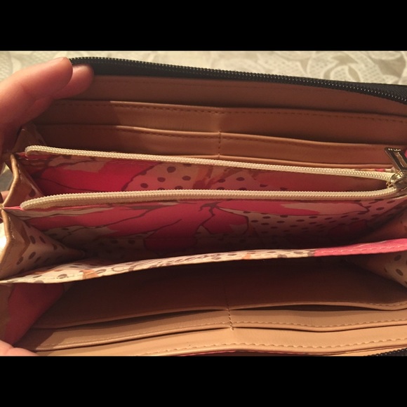 Guess wallet! ❤️ - Picture 2 of 3