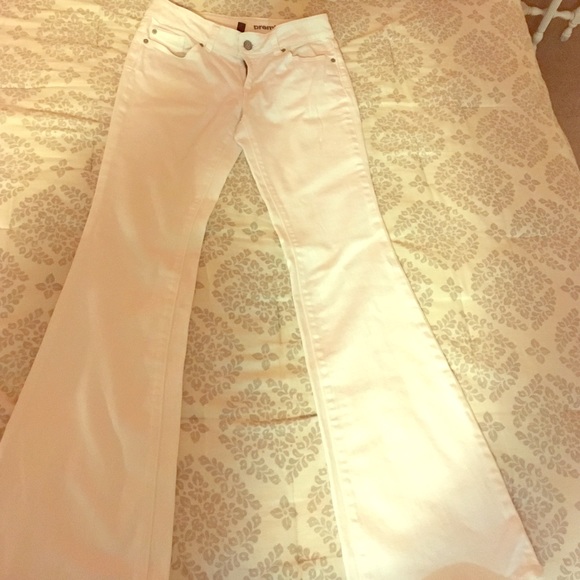 White Gap flare jeans a size 6/28 long.