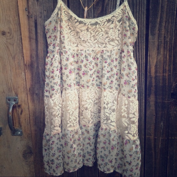 SALE 🎉Boho lace spaghetti top w/adjustable straps