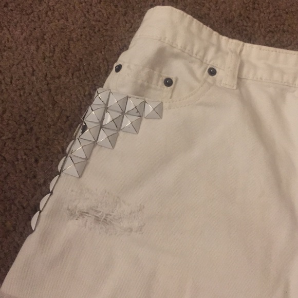 White high waisted shorts with studs on the sides - Picture 3 of 4