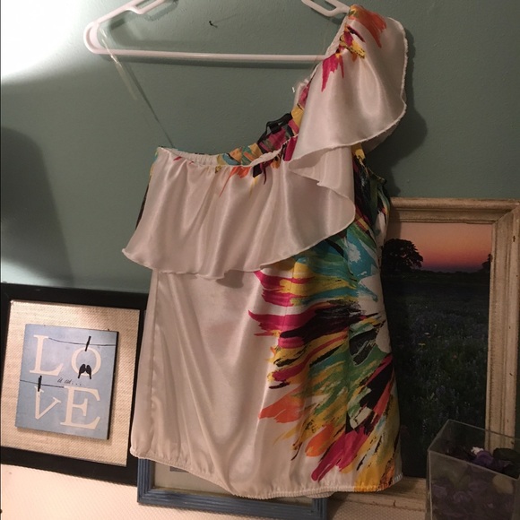 🆕🎀Beautiful One Shoulder Shirt🎀