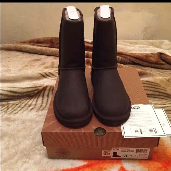 UGG leather classic short size 8