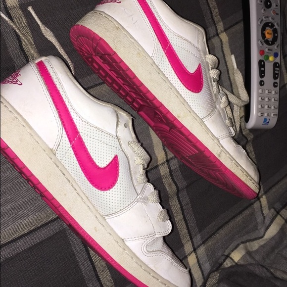 ONE HOUR SALE Pink nike Jordan's