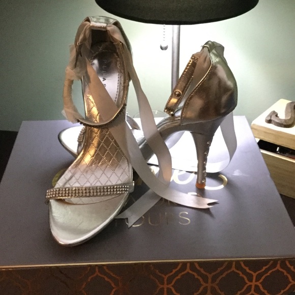 Open toe strap shoes.