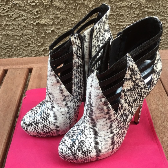Shoe Dazzle Platform faux snake skin - sz 7