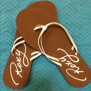Roxy tan and white flip flops