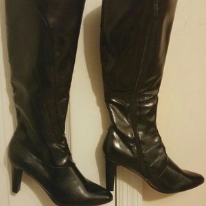 Black heeled boots