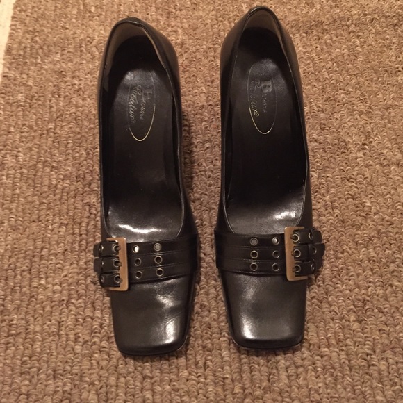 Black pumps