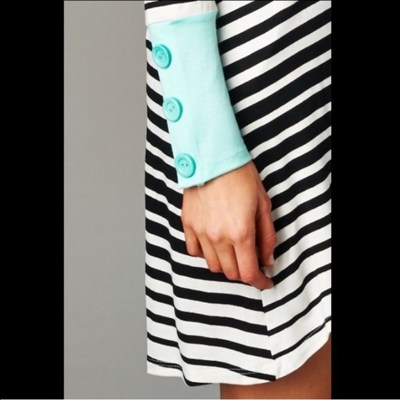 ❣️CLEARANCE❣️Aqua Cuff Black & White Striped Dress - Picture 3 of 4