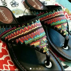 The Sakroots flip flops size 7 NWT cute boho look!