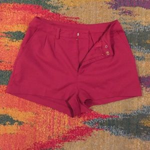 High-waisted maroon pleated short