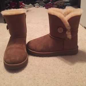 Chestnut Bailey button Uggs