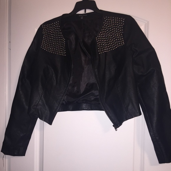 Stylish cropped leather jacked w/stud accents