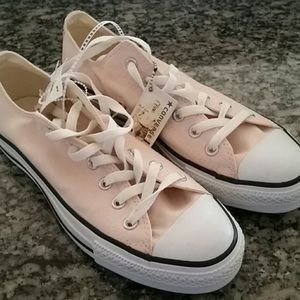 Pastel pink converse shoes! 👣