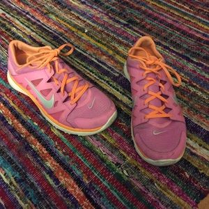 Size 9 Nike Tennis Shoes