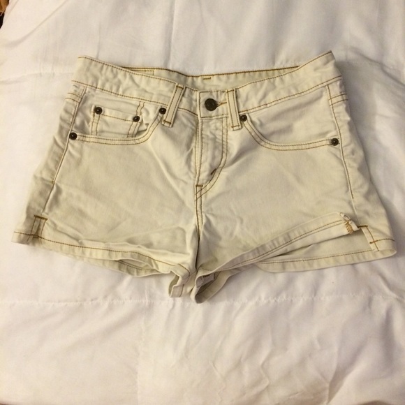 👏🏾AUTHENTIC LEVI'S 👏🏾 SHORTS