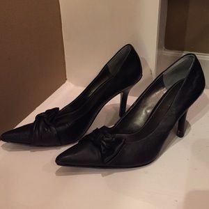 Nine West black bow pumps