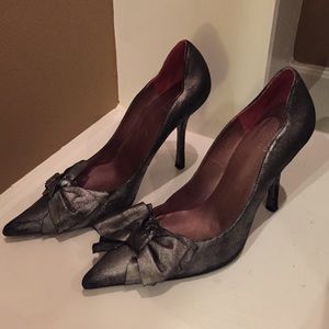 GUESS silver pumps
