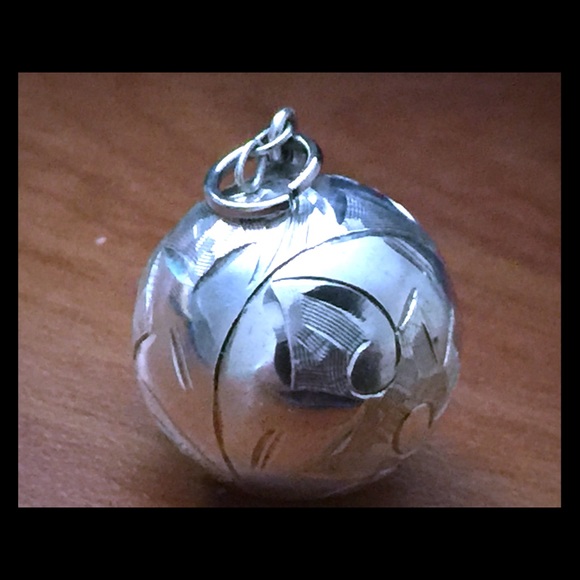 Charm , sterling silver, it's a very beautiful