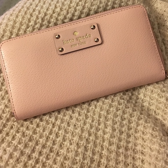 Light pink Kate Spade wallet. BRAND NEW.