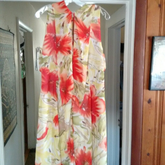 Beautiful floral dress 🔅accepting offers 🔅 - Picture 2 of 4