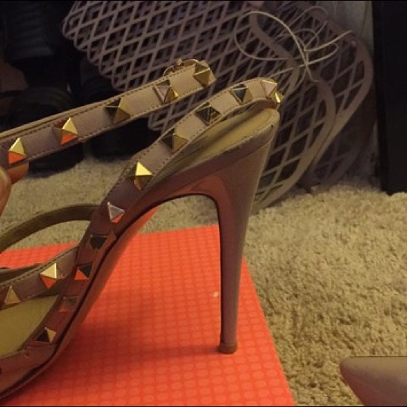 Valentino Rockstud T Strap Poudre Patent Pump - Picture 4 of 4