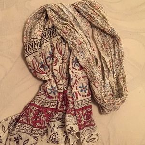 Thin patterned scarf