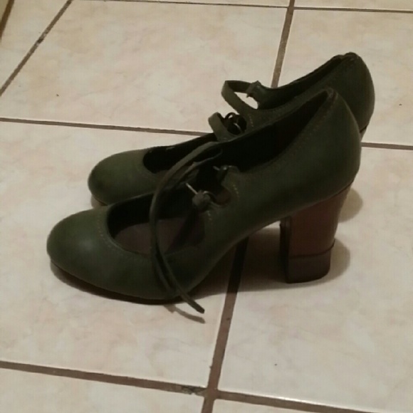 American Eagles Shoes Size 9