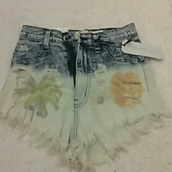 Nwt higwaisted half bleached style shorts
