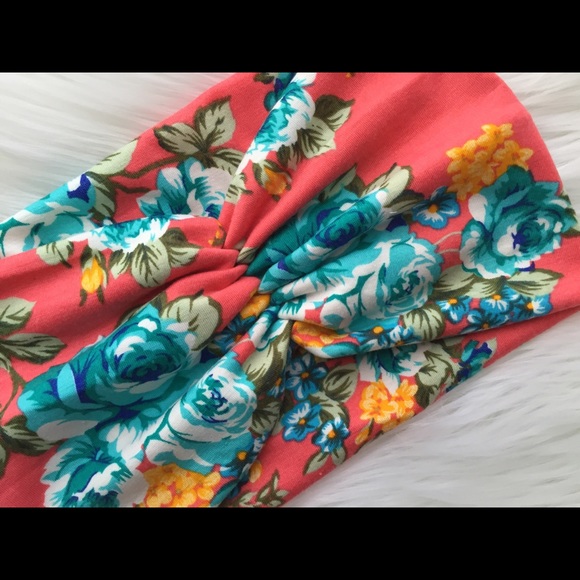 Scrunch Turban Headband in Floral - Picture 4 of 4