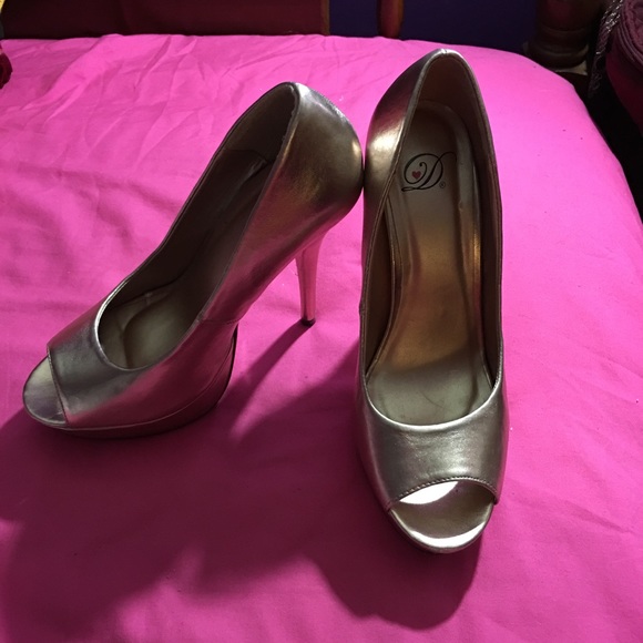 Cute RoseGold heels - Picture 2 of 2