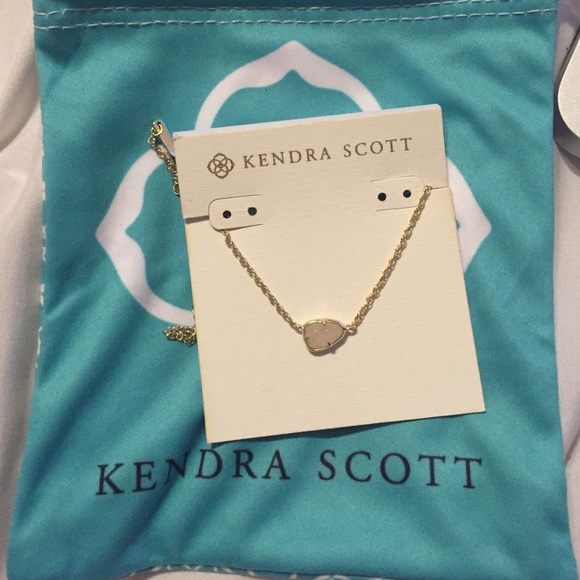 Kendra Scott Jewelry - Kendra Scott Hayden pendant in Iridescent Drusy