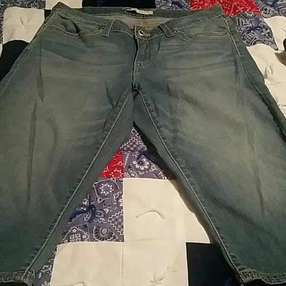 Reduced to sell!  Levi's Capris.